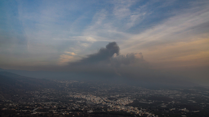 Una densa capa de gases y ceniza emitidas por el volcán de Cumbre Vieja cubre el Valle de Aridane.
