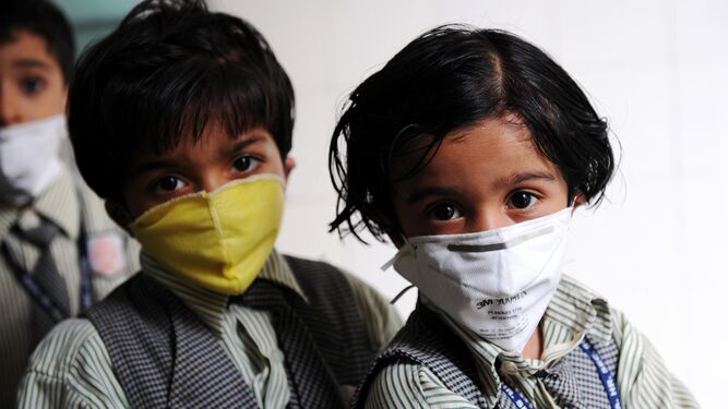Dos niños con mascarilla en un colegio de la India.