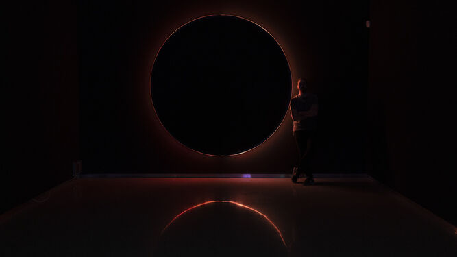 Un visitante, junto a 'Eclypse', una instalación lumínica de Cachito Vallés.