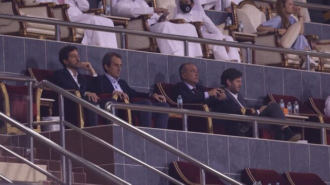 Los directivos del Barcelona Rafael Yuste y Mateu Alemany presenciaron el Al Duhail-Al Saad en el palco del estadio Al Garafa de Doha.