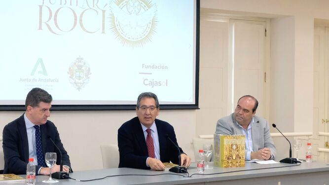Santiago Padilla, Antonio Pulido y Julio Mayo durante la presentación del catálogo de 'Jubilar Rocío'.