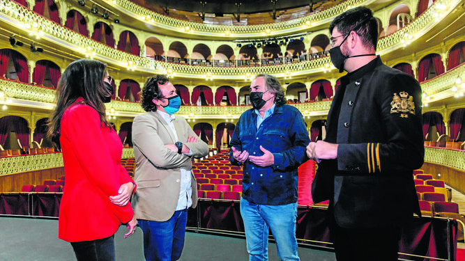 Lola Cazalilla y José María González, edil y alcalde gaditanos respectivamente, con José Luis García Cossío y Manu Sánchez, en el Gran Teatro Falla de Cádiz.