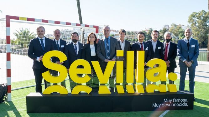 Los participantes en la presentación del World Football Summit con la presencia del Sevilla, Betis y Coosur Betis.