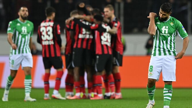 Fekir se lamenta mientras el Bayer Leverkusen celebra uno de sus goles.
