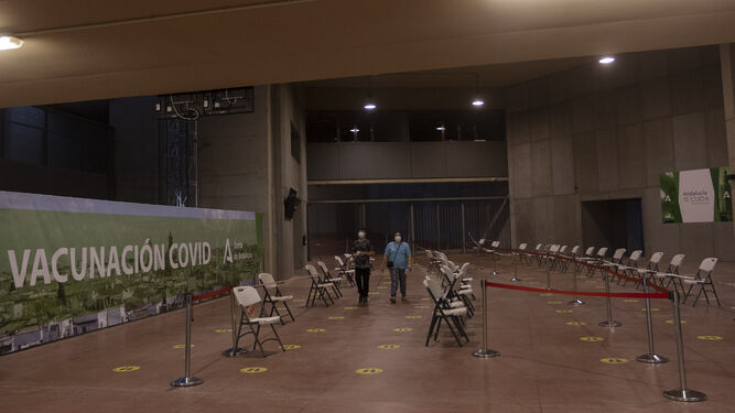 Una solitaria sala de espera en el ‘vacunódromo’ del Estadio de la Cartuja en sus últimos días de funcionamiento hace un mes.