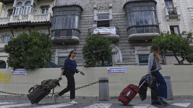 Dos turistas con maletas por la Plaza de San Francisco la semana pasada.