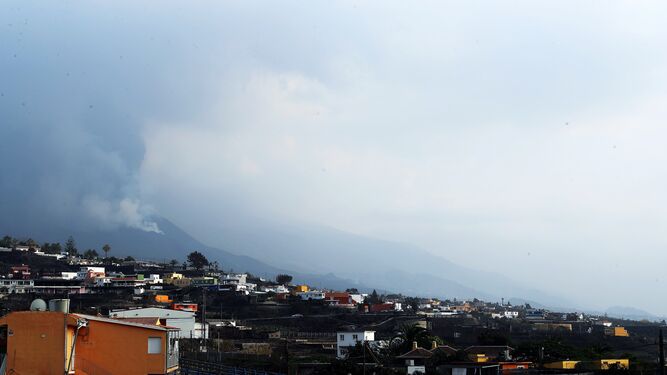 El volcán de Cumbre Vieja, en La Palma, continúa su actividad emitiendo gases al aire.
