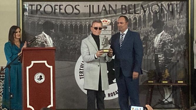 Ortega Cano recoge el VIII Trofeo Juan Belmonte.