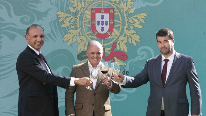 Luis Moura, Antonio Sousa y Joao Queirós, ayer en el Consulado de Portugal.