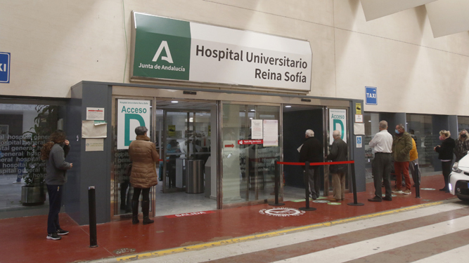 Acceso al Hospital Universitario Reina Sofía de Córdoba.
