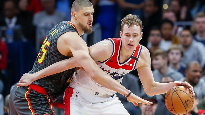 El jugador ucraniano de los Hawks Alex Len defiende a Anzejs Pasecniks, en su etapa en los Wizards.
