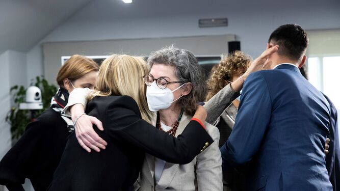 La eurodiputada Maite Pagazaurtundúa abraza a la presidenta de la delegación de los eurodiputados que ha visitado España para abordar los crímenes sin resolver de ETA, la francesa Agnés Evrenasiten.