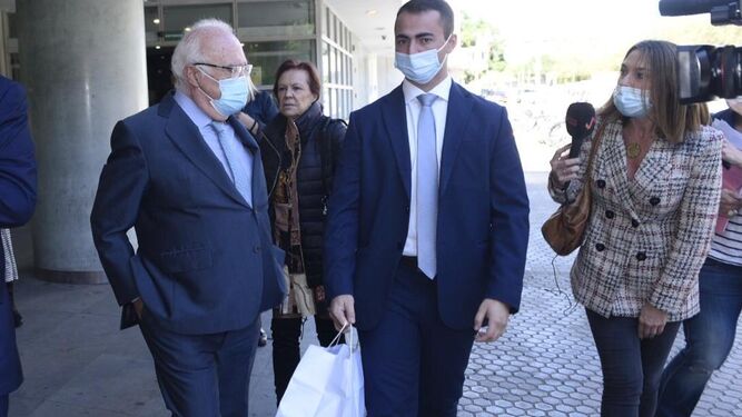 El psiquiatra Javier Criado sale de los juzgados de la Buhaira tras quedar el juicio visto para sentencia.