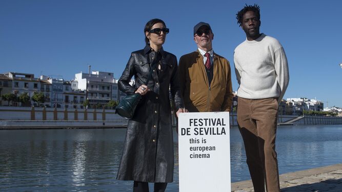 Jacques Audiard, en el centro, junto a los actores Jehnny Beth y  Makita Samba, en el 'photocall' oficial del festival en el Paseo Marqués de Contadero.