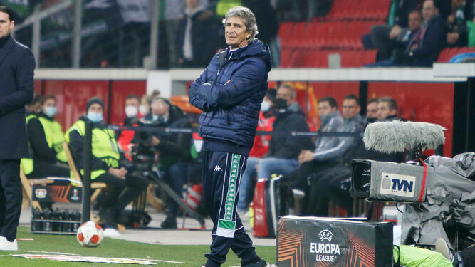 Pellegrini, en un momento del partido de su equipo ante el Leverkusen.