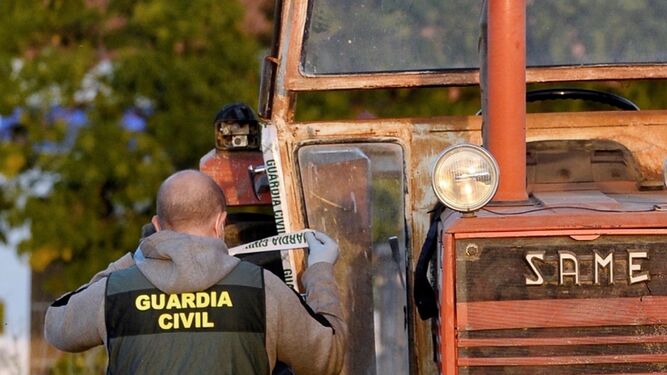 Muere un hombre en Sevilla después de que se volcara el tractor con remolque