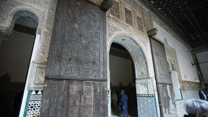El portalón del Salón de Embajadores, que data del siglo XIV.