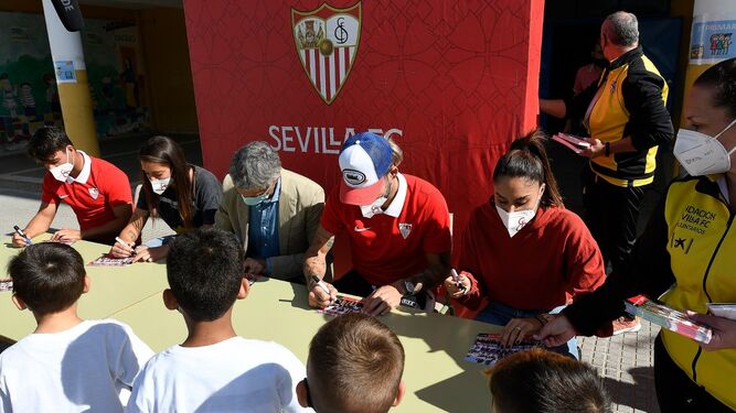 Momento de la visita del Sevilla al colegio Victoria Díez de la Candelaria.