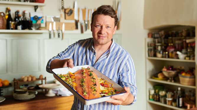 Jamie Oliver elaborando una receta con salmón