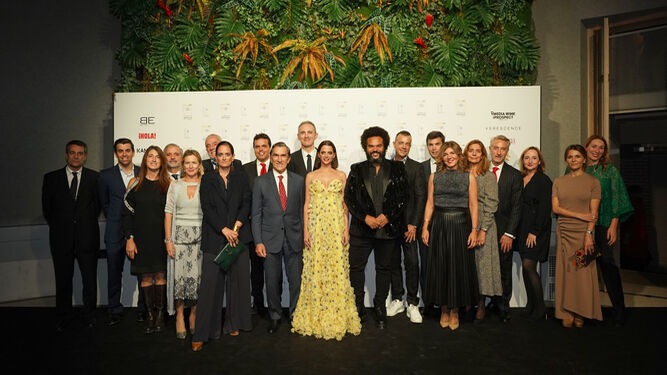Macarena Gómez y Carlos Jean (centro), con los patronos y demás invitados a la gala de premios de la Academia del Perfume.