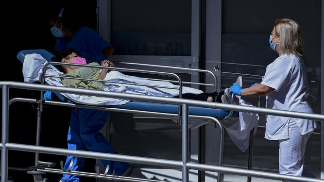 Un paciente accede a un centro hospitalario en camilla.