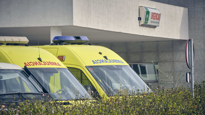 Ambulancias a la entrada del Hospital Clínico de Puerto Real.