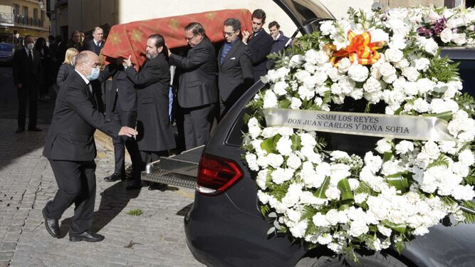 El ataúd con los restos mortales de Carmen Laffón y la corona de flores enviada por los Reyes Eméritos.