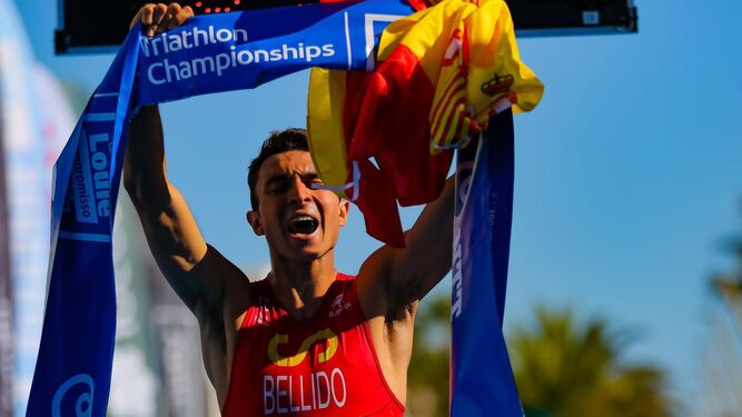Igor Bellido entra con la bandera española en el Mundial júnior.