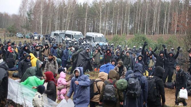 Miles de inmigrantes intentan cruzar la frontera entre Bielorrusia y Polonia