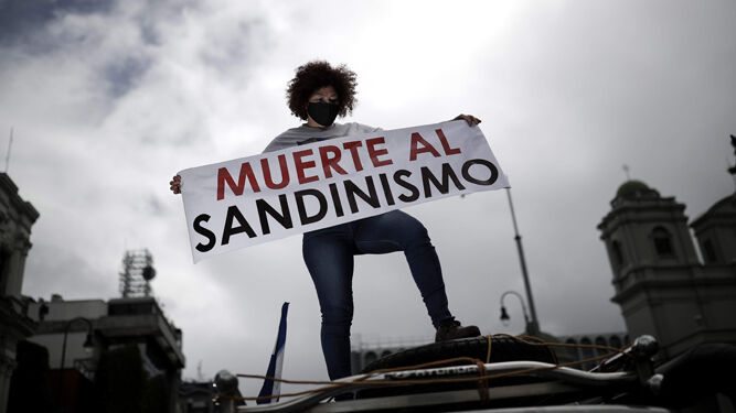 Una mujer muestra una pancarta contra el régimen sandinista durante una manifestación en San José (Costa Rica).
