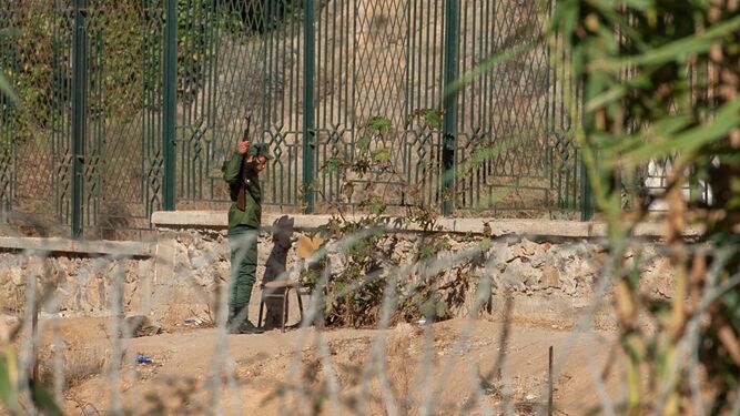 Un soldado marroquí hace guardia en la frontera con Argelia en la ciudad de Oujda.