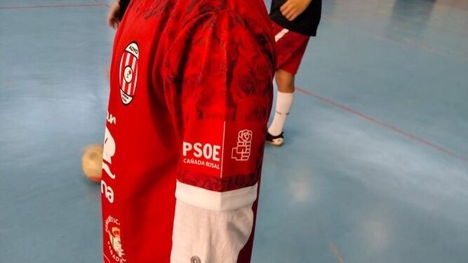 Uno de los jugadores, con el logo del PSOE de Cañada Rosal en su camiseta.