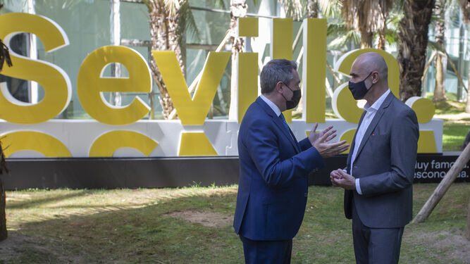 El alcalde, Juan Espadas, dialoga con el delegado Antonio Muñoz durante el acto de presentación de la nueva marca Sevilla en Fibes, el pasdo mes de mayo.