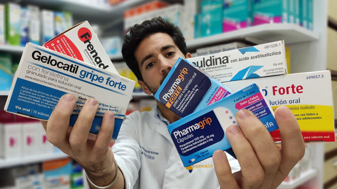 El farmacéutico Joaquín Venegas muestra algunos de los productos antigripales más demandados en su farmacia.