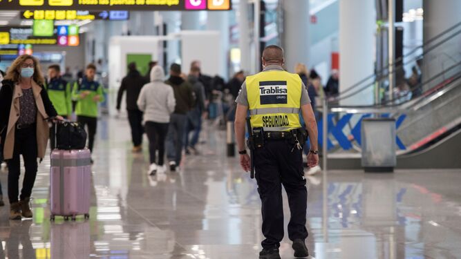 Un agente de seguridad en el Aeropuerto de Palma