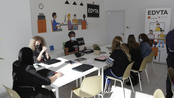 Participantes del aula Edyta en su inauguración en la sede de la Fundación Ana Bella Sevilla.