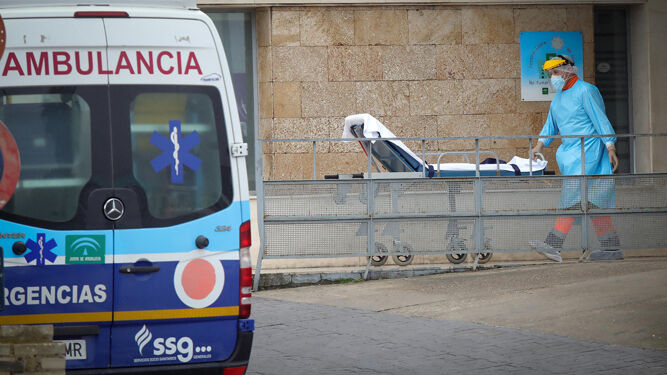Una ambulancia en el Hospital de Jerez.