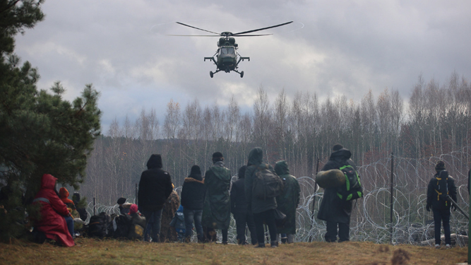 Un helicópero militar polaco sobrevuela la zona fronteriza de Grodno, en Bielorrusia.