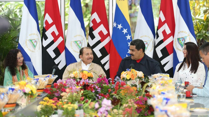 La vicepresidenta de Nicaragua, Rosario Murillo, junto a su marido y presidente, Daniel Ortega, con el mandatario venezolano, Nicolás Maduro, y la vicepresidenta de este país, Delcy Rodríguez.