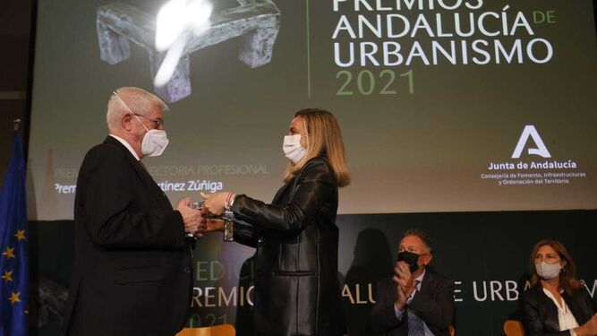 Martínez Zúñiga recoge el premio de manos de la consejera de Fomento Marifrán Carazo.