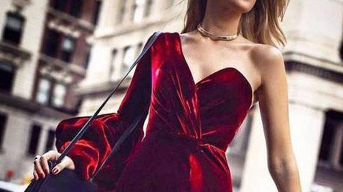 Ganas de fiesta en aumento al ver el vestido rojo de terciopelo de Zara.