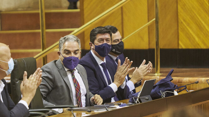 Elías Bendodo, Juan Marín y Juanma Moreno, en sus escaños del Parlamento.