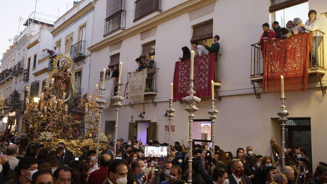 Balcones de la calle Peris Mencheta engalanados al paso de la Reina de Todos los Santos.