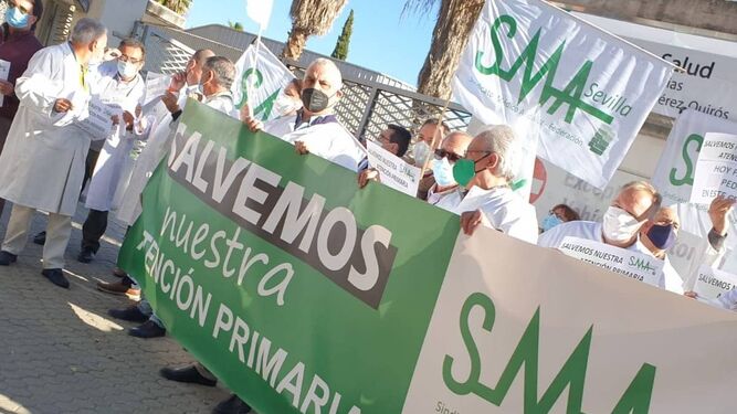 Nueva protesta de médicos y pediatras de Atención Primaria en Sevilla por la "saturación" de los centros de salud.