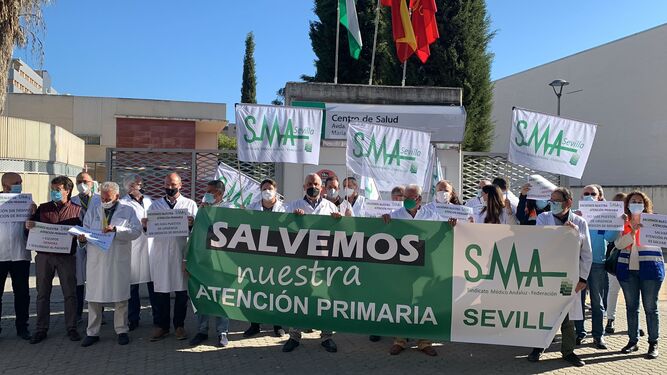 Protesta del Sindicato Médico de Sevilla ante el Centro de Salud María Fuensanta Pérez Quirós.