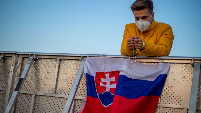 Un joven eslovaco con mascarilla.