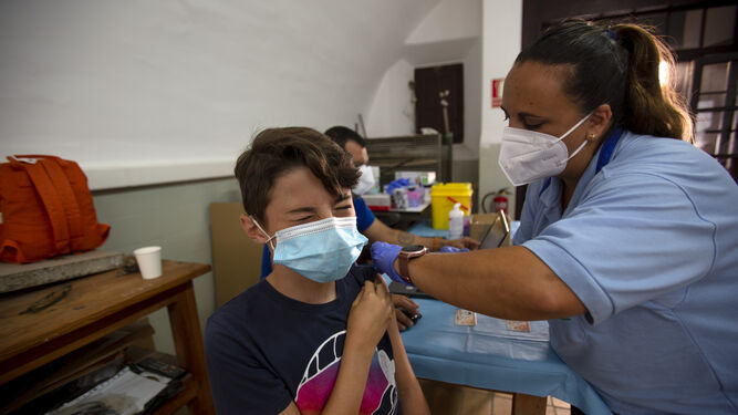 Un niño se vacuna contra la Covid-19