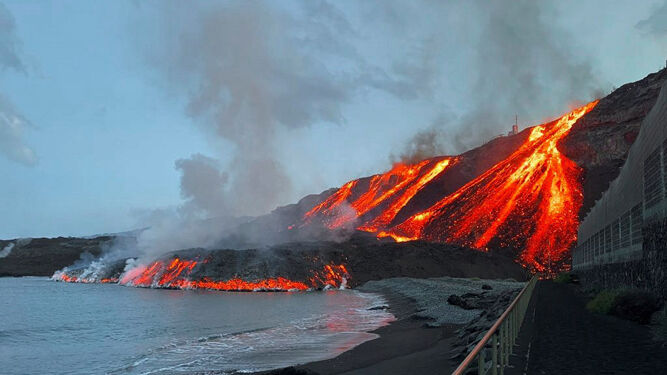 La lava del volcán de Cumbre Vieja alcanza de nuevo las aguas del Atlántico.