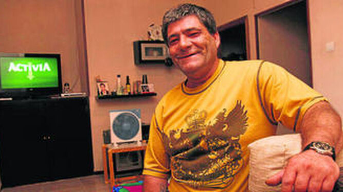 Rafael Ricardi, ya fallecido, en el salón que compró con indemnización que le dieron