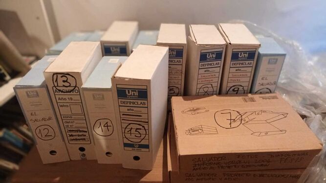 Las cajas con el archivo donado por Fernando Mendoza.
